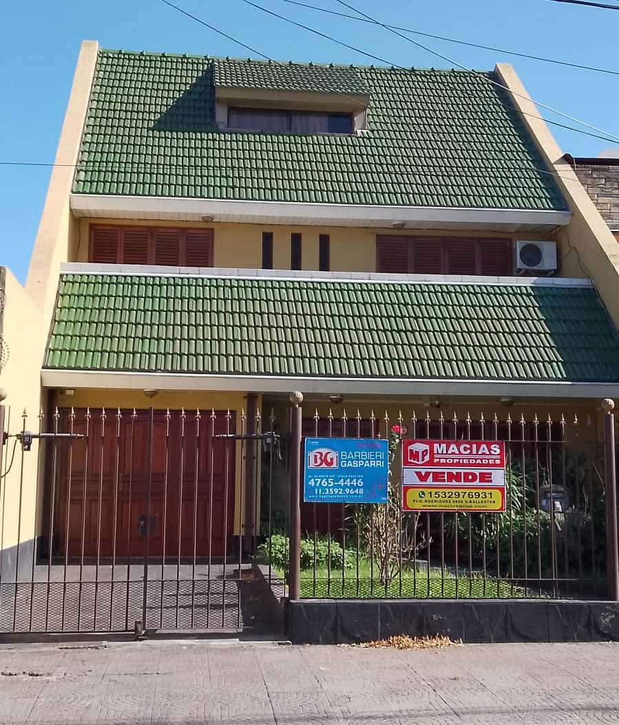 CHALET 4 DORM. C/PLAYROOM, ENTR. VS AUTOS C/AMPLIO JARDIN SOBRE LOTE 8,66 X 44 m.